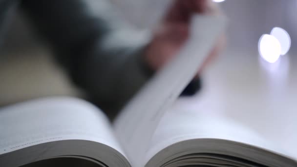 Turns the pages of the book — Stock Video