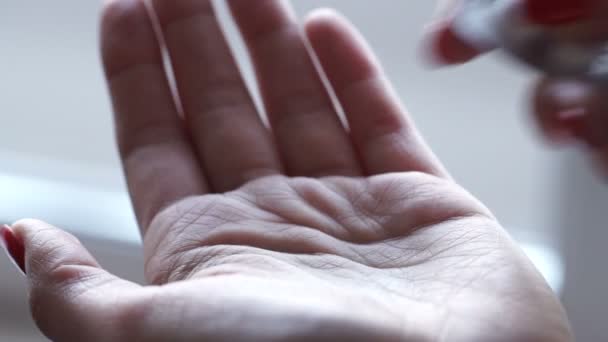 Vista de cerca de la mujer joven Tomando pastillas — Vídeos de Stock