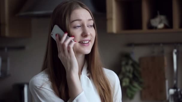 Vrouw aan de telefoon. — Stockvideo