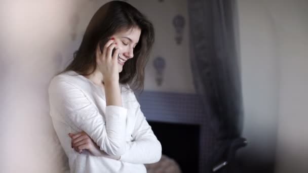 Jovem mulher chamando em seu quarto — Vídeo de Stock