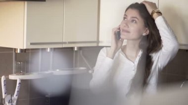 Bir kadın onun mutfak telefon