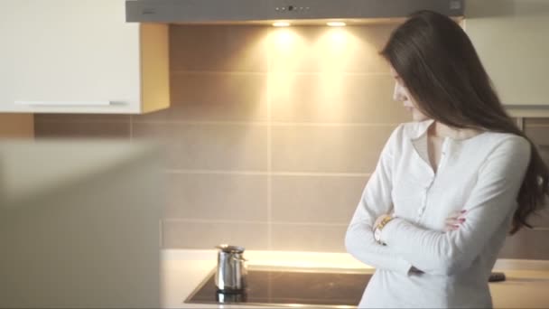 Femme seule attendant dans la cuisine — Video