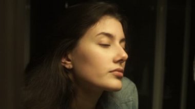 Aynada kendine bakan bir kadın.