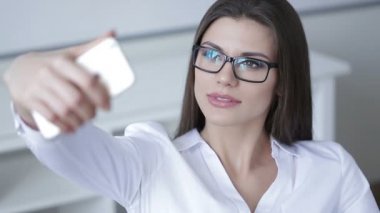 işkadını smartphone ile kendini selfies alır. kendi kendine portre fotoğraf
