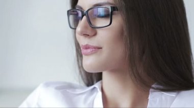 Güzellik Portresi, kameraya gülümseyen güzel iş kadını.