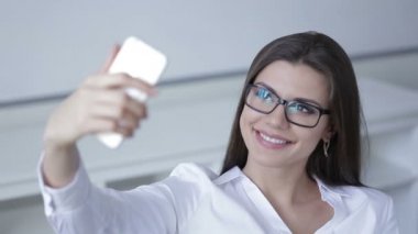 işkadını smartphone ile kendini selfies alır. kendi kendine portre fotoğraf