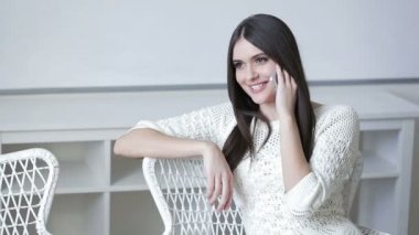 Mutlu kadın telefonla konuşuyor. Gülümseyen güzel kız