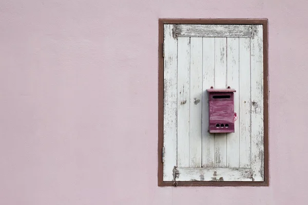 Почтовый ящик на деревянном окне — стоковое фото