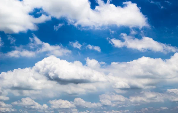 Cielo nuvoloso nel pomeriggio  . — Foto Stock