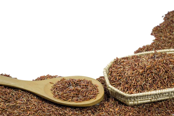 Kırmızı pirinç veya Riceberry ve tahta kaşık ve ben ile dokuma sepeti