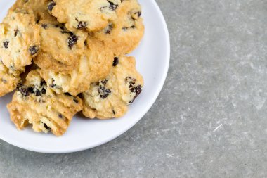 Çikolata parçacıklı kurabiye.