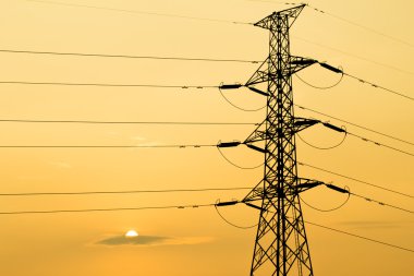 Yüksek voltajlı elektrik direğinin silueti