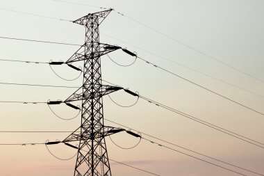 Yüksek voltajlı elektrik direğinin silueti
