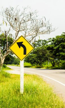 Trafik işaret levhaları sola dönün