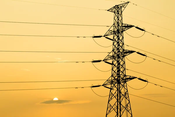Yüksek voltajlı elektrik direğinin silueti