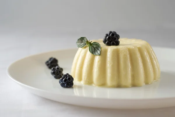 Böğürtlen ve nane ile sufle — Stok fotoğraf