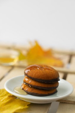 Akçaağaç şurubu bal ve sarı akçaağaç yaprağı ve tanımlama bilgileri