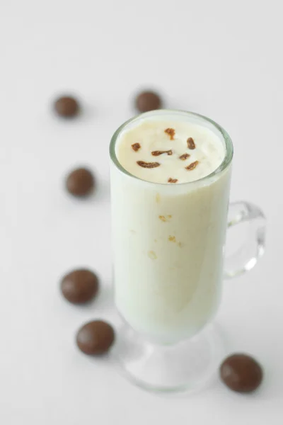 Milch Joghurt Smoothie Cocktail Milch dunkle Schokolade Bonbons Tropfen — Stockfoto