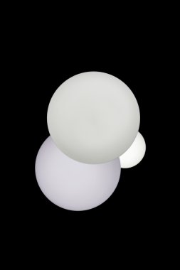 Siyah arkaplanda beyaz avize