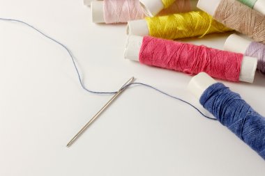 Çok renkli bobin iplik ve beyaz iğne