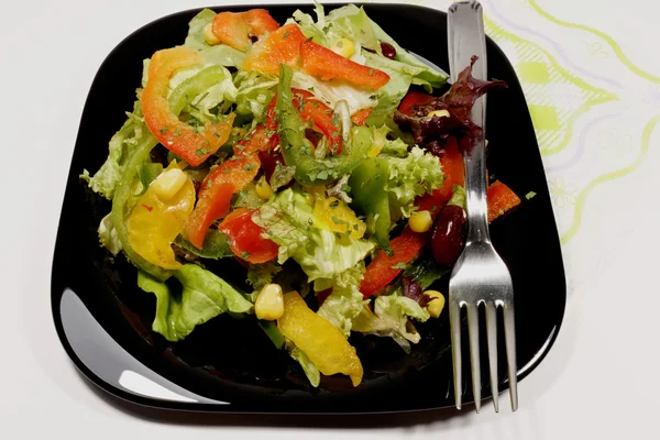Siyah plaka üzerinde taze sebze salatası — Stok fotoğraf