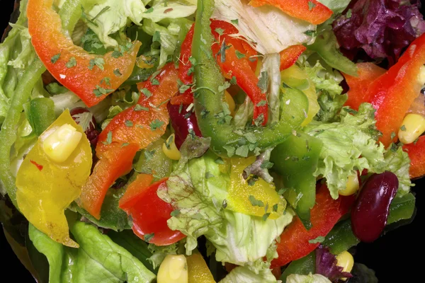 Closeup siyah plaka üzerinde taze sebze salatası — Stok fotoğraf