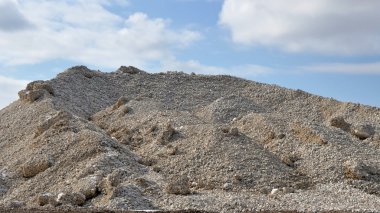 Dağ kireçtaşı moloz bir inşaat alanı üzerinde