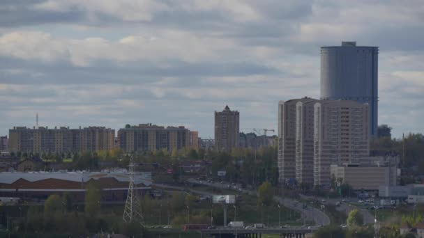 Плавающие облака в городском ландшафте — стоковое видео