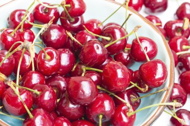 Bir kasede kırmızı kiraz