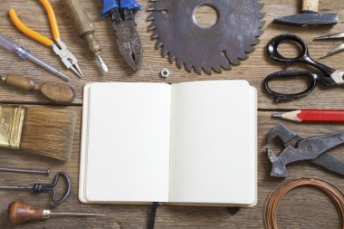 Ahşap arka plan üzerinde Araçlar arka plan