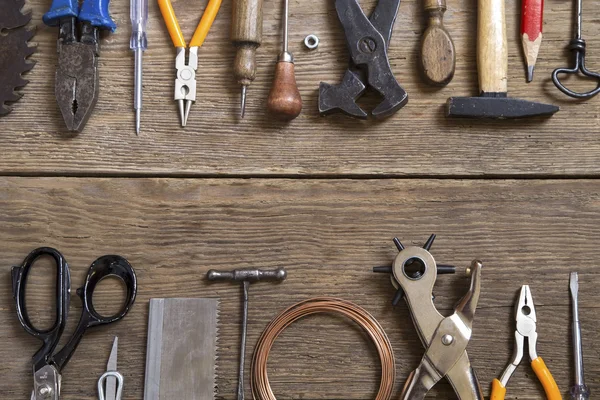 Herramientas sobre fondo de madera — Foto de Stock