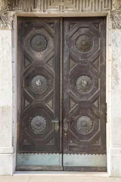 Старая декоративная дверь — стоковое фото