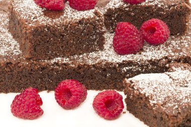 Çikolatalı kek ahududu ile