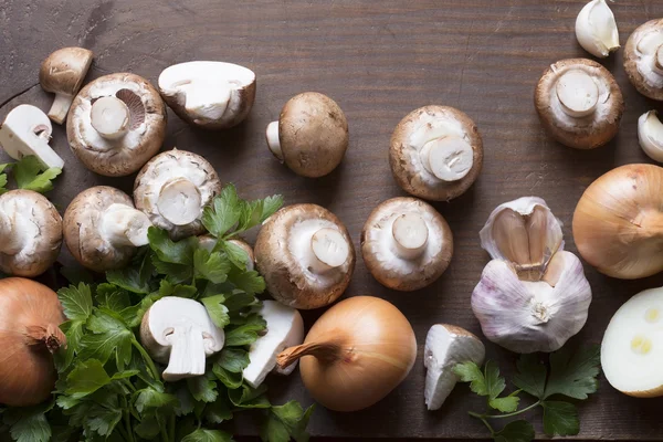 Champignons marroni con prezzemolo, cipolla e aglio — Foto Stock