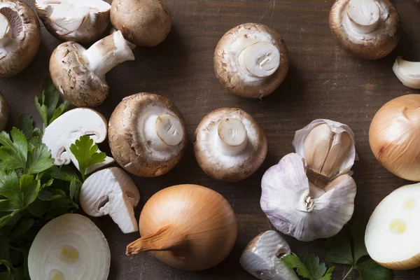 Champignons marroni con prezzemolo, cipolla e aglio — Foto Stock