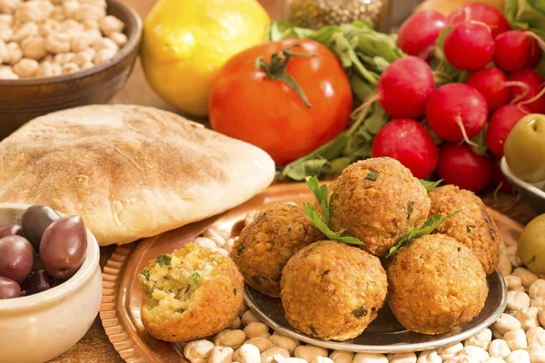 Falafel mit Gemüse — Stockfoto