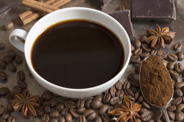 Kahve taneli bir fincan kahve.