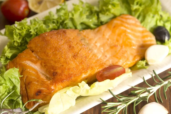 Gegrillter Lachs mit Salat — Stockfoto