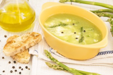 Tost ile kuşkonmaz çorbası