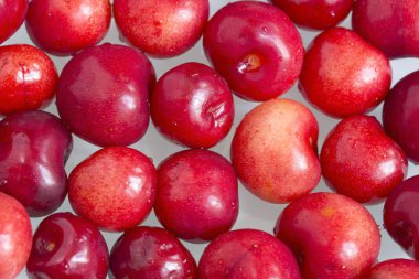 Kırmızı kirazlar yakın.