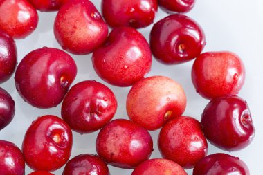 Kırmızı kirazlar yakın.