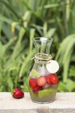 Bir cam şişe içki Detoks