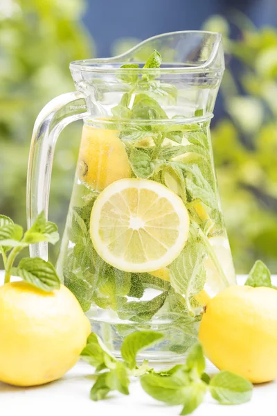 Agua de desintoxicación en una jarra —  Fotos de Stock