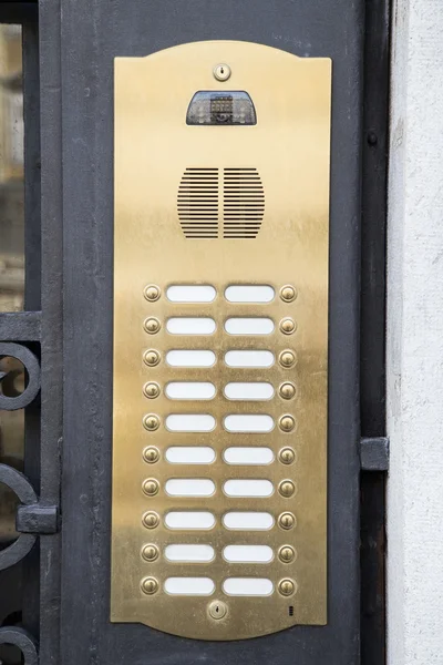 Interfono in ottone su una porta metallica — Foto Stock