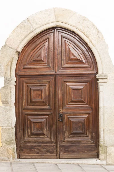 Старые дубовые двери — стоковое фото