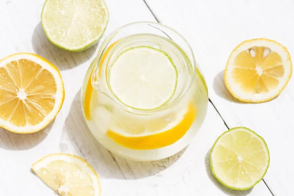 Bebida desintoxicante con limón —  Fotos de Stock