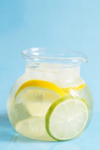 Detoxikační nápoj s citronem — Stock fotografie