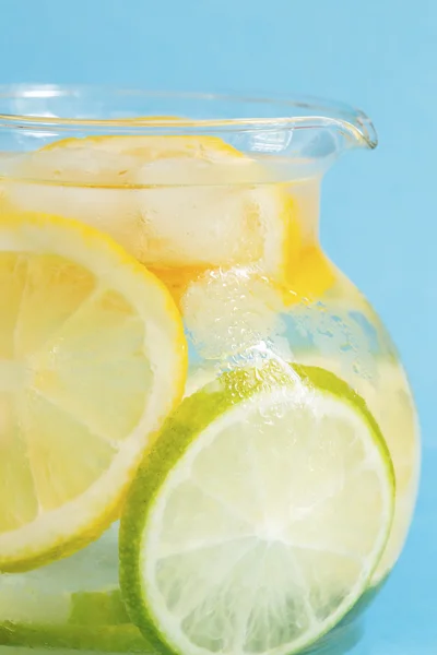 Detoxikační nápoj s citronem — Stock fotografie