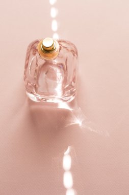 Tek parfüm şişesi