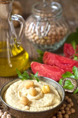 Humus domates ve maydanoz ile